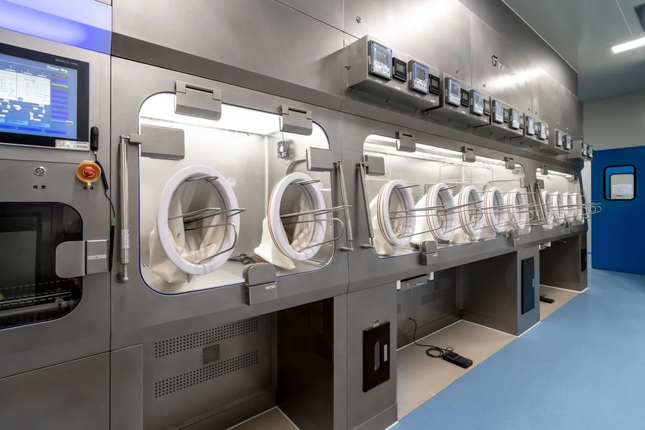 Tailin closed isolator system for cell and gene therapy and mRNA manufacturing